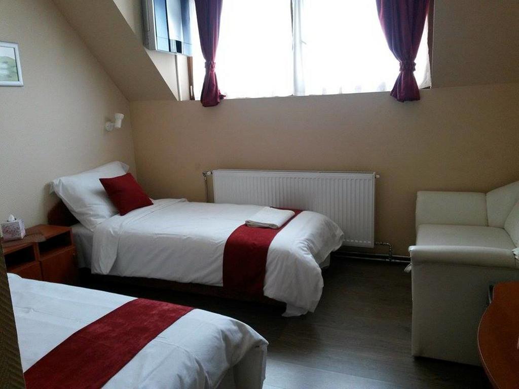 Abszolut Hotel Es Panzio Nyirbator Room photo