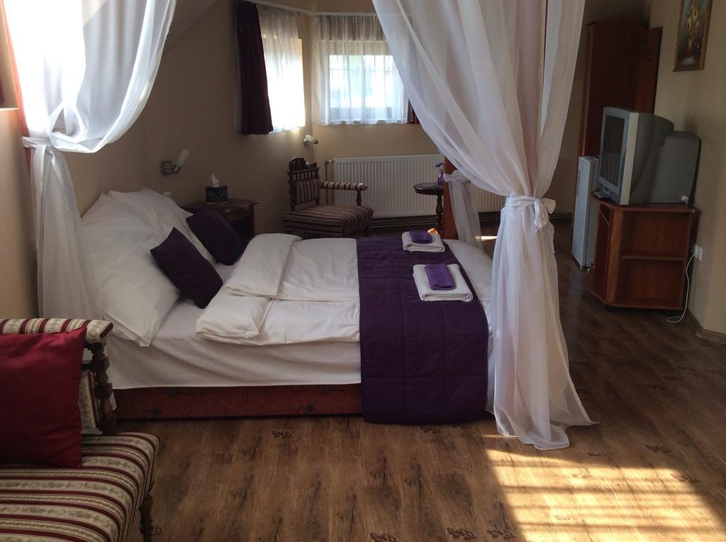Abszolut Hotel Es Panzio Nyirbator Room photo